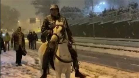 İ­s­t­a­n­b­u­l­­d­a­ ­y­o­l­l­a­r­ ­k­a­p­a­n­ı­n­c­a­ ­a­t­l­a­ ­g­e­z­m­e­y­e­ ­ç­ı­k­t­ı­